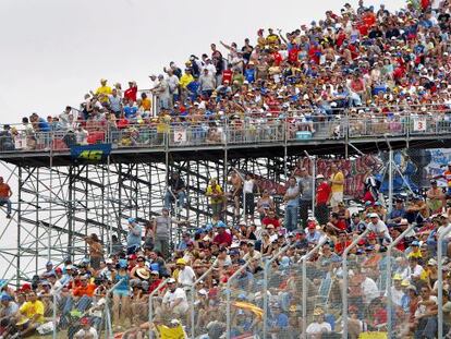 Aficionados en una grada de Montmel&oacute;.