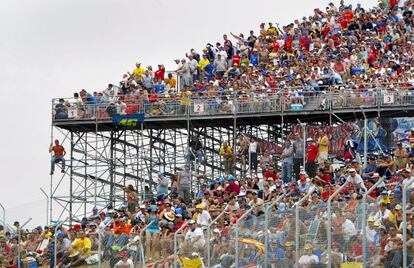 Aficionados en una grada de Montmeló.