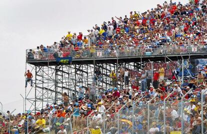 Aficionados en una grada de Montmel&oacute;.