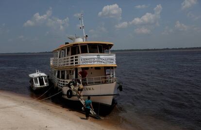 Navio transporta urnas eletrônicas no rio Amazonas, em 5 de outubro.