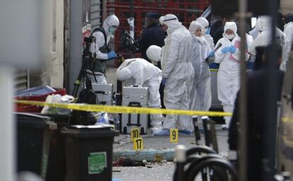 Forenses trabalham buscando provas depois da operação policial em Saint-Denis, ao norte de Paris.