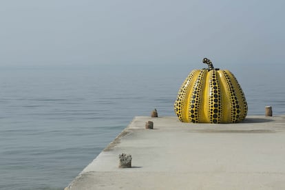 'Pumpkin', la escultura de Yayoi Kusama símbolo de Naoshima en Benesse House. 