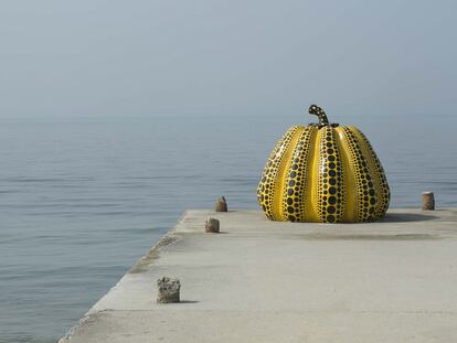 'Pumpkin', la escultura de Yayoi Kusama símbolo de Naoshima en Benesse House. 