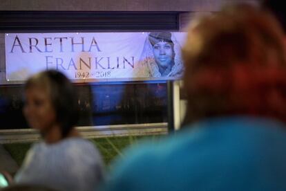 Un cartel de Aretha Franklin en la fachada del Museo de Historia Afroamericana de Detroit, donde descansarán sus restos mortales hasta el viernes.