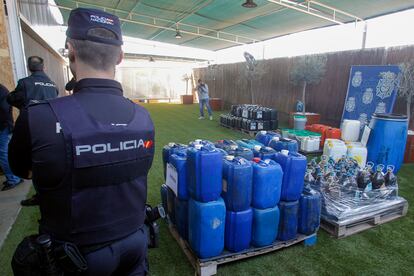 Un agente de la Policía Nacional vigila el material incautado en la Operación Chamizo en la que se ha desmantelado uno de los mayores laboratorios de producción de éxtasis de España.