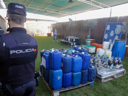 Un agente de la Policía Nacional vigila el material incautado en la Operación Chamizo en la que se ha desmantelado uno de los mayores laboratorios de producción de éxtasis de España.