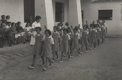 Un grupo de niñas en un acto de la Sección Femenina, durante el franquismo.