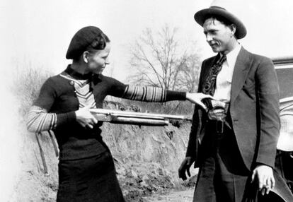La forajida estadounidense Bonnie Parker, apunta con una escopeta a su compañero Clyde Barrow en 1932.