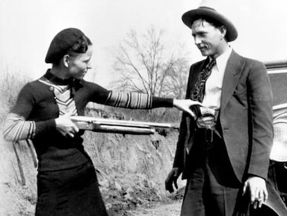 La forajida estadounidense Bonnie Parker, apunta con una escopeta a su compañero Clyde Barrow en 1932.