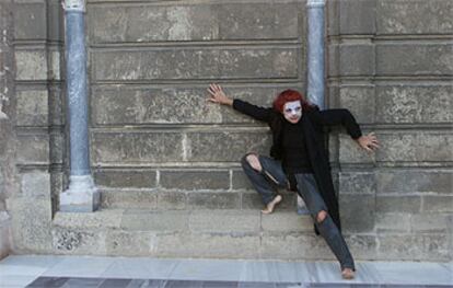 Fabienne Larroque, ayer, en el espectáculo de danza <b><i>Krisis</b></i> en los Reales Alcázares de Sevilla, que dio comienzo al festival de Itálica.