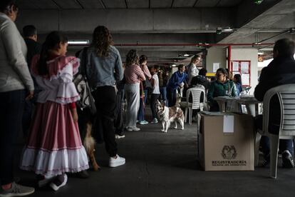 Personas hacen fila para votar en Unicentro, en Bogotá, el 29 de octubre de 2023.