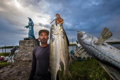 A Resex de Canavieiras, criada em 2006 para aliar a conservação ambiental e o modo de vida tradicional das comunidades, beneficia cerca de 2.600 famílias que vivem da pesca e da extração de mariscos na região. O manejo e a pesca, ali, são conhecimentos repassados de geração para geração. Com a possível exploração de petróleo em quatro blocos próximos de Abrolhos, as oito comunidades extrativistas da região temem viver uma tragédia ambiental como a de Brumadinho.