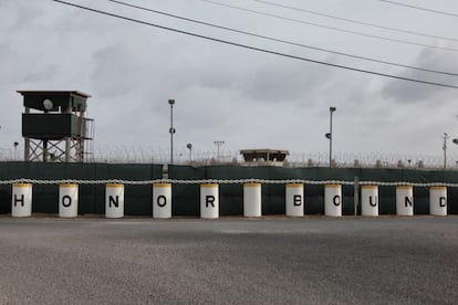 El exterior del Campo Delta con un emblema que se ve a lo largo de la base de Guantánamo: ‘Honor Bound’ (Obligación de Honor). Fue un campo con celdas de prisioneros en los primeros años del penal. Ahora acoge un centro médico y varios edificios administrativos.