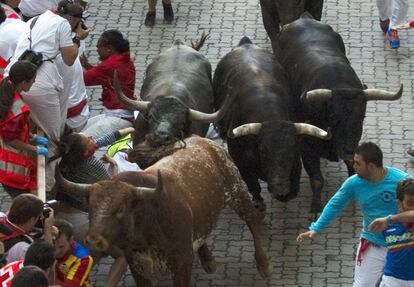 La joven australiana de 23 años yace en el suelo después de ser corneada por uno de los toros de Miura, en el último encierro de san Fermín.