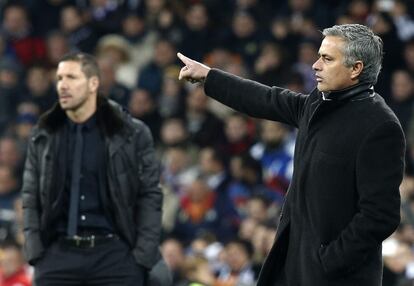 Simeone junto a Mourinho en la zona técnica del Benabéu, esta temporada.