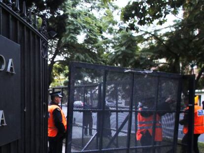 Operarios retiran vallas de Embajada de España en Buenos Aires, Argentina.