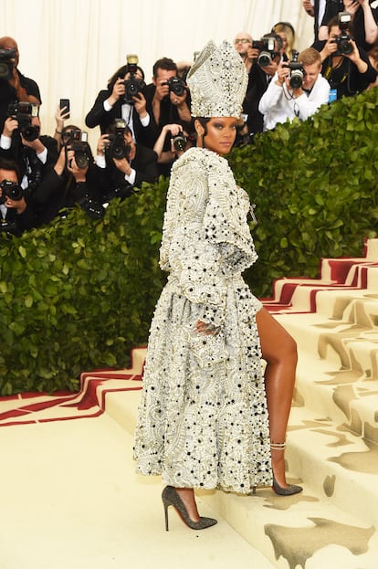 Rihanna a su llegada de 'Heavenly Bodies', la temática de la gala MET de 2018.