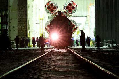 La nave Soyuz MS-07 es transportada en tren hasta la plataforma de lanzamiento en Kazajistán, el 15 de diciembre de 2017. Esta nave llevará a los miembros de la Estación Espacial Internacional de la expedición 54/55, Scott Tingle (NASA), Anton Shkaplerov (Rocosmos) y Norishige Kanai (JAXA).