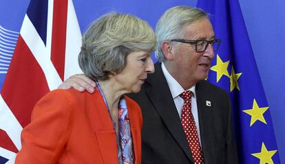 El presidente de la Comisi&oacute;n Europea, Jean-Claude Juncker, junto a la primera ministra brit&aacute;nica, Theresa May.