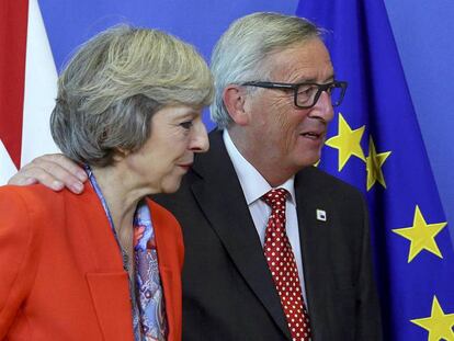 El presidente de la Comisi&oacute;n Europea, Jean-Claude Juncker, junto a la primera ministra brit&aacute;nica, Theresa May.