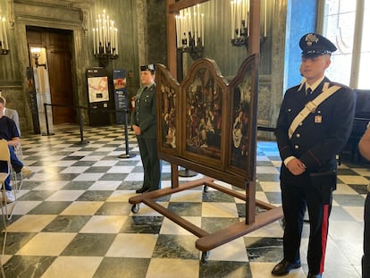 Agentes de la Guardia Civil y los Carabinieri custodian, el pasado 3 de julio, algunas de las obras de arte sacadas ilegalmente de España y recuperadas en Italia en la Operación Altarpiece, en una imagen cedida por la UCO.