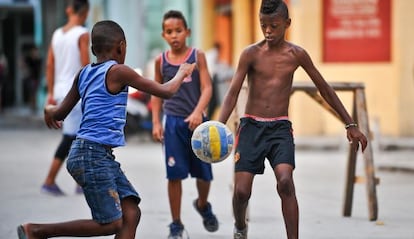 Ni&ntilde;os jugando al f&uacute;tbol en una calle de La Habana. 