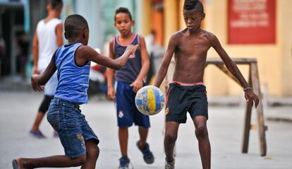 Niños jugando al fútbol en una calle de La Habana.