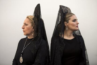 Mujeres vestidas con la tradicional peineta participan en la procesión de La Estrella de Málaga, el 27 de marzo.