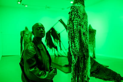 Sandra Mujinga posa junto a sus creaciones que se pueden ver en la exposición 'Loving the alien' en La Casa Encendida de Madrid