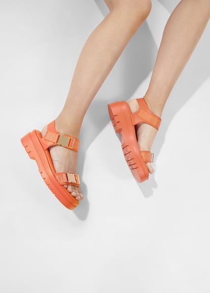 LOLA CASADEMUNT añade a las clásicas sandalias de velcro unas hebillas doradas y el logo para convertirlas en un calzado versátil y con estilo.

89,95€