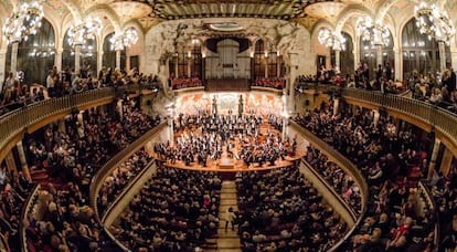 El director venezolano Dudamel y los m&uacute;sicos de la Orquesta Sinf&oacute;nica de Venezuela &quot;Sim&oacute;n Bol&iacute;var&quot; en el Palau de la M&uacute;sica Catalana.