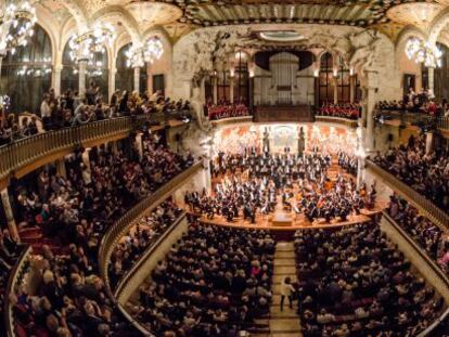 El director venezolano Dudamel y los m&uacute;sicos de la Orquesta Sinf&oacute;nica de Venezuela &quot;Sim&oacute;n Bol&iacute;var&quot; en el Palau de la M&uacute;sica Catalana.