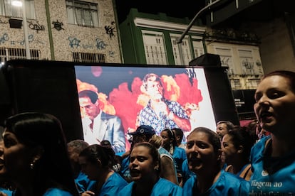 Mujeres desfilan junto a una carroza con una foto antigua del capo Guimaraes, durante un ensayo callejero de la comparsa  de Vila Isabel.
