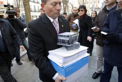 Documentación con la demanda presentada ayer por la Abogacía del Estado ante el Supremo.