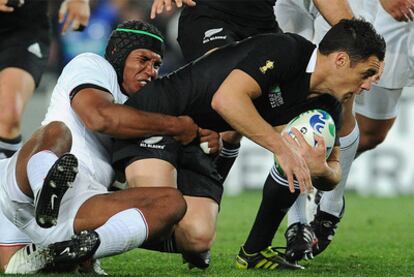 Thierry Dusautoir placa a Daniel Carter, de Nueva Zelanda, durante el Mundial.