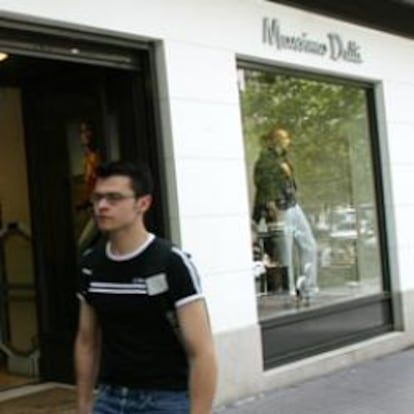 Exterior de una tienda Massimo Dutti en Madrid.