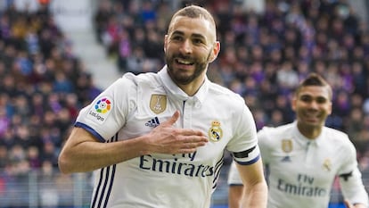 Benzema celebra uno de sus dos goles al Eibar.