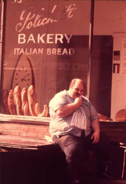 Un hombre obeso ante una panadería en Nueva York.