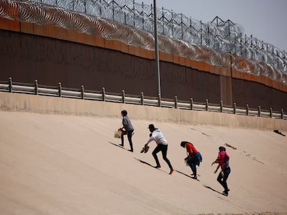 Solicitantes de asilo se acercan a la frontera de Estados Unidos y México en El Paso, en abril de 2022.