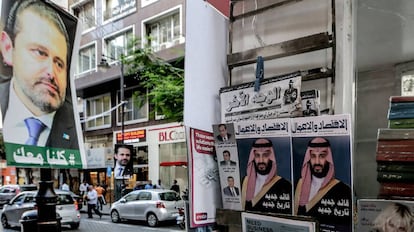 Vista de un cartel electoral del primer ministro liban&eacute;s, Saad Hariri (i), junto a varios carteles del pr&iacute;ncipe heredero saud&iacute;, Mohamed bin Salman, en una calle de Beirut, L&iacute;bano. 