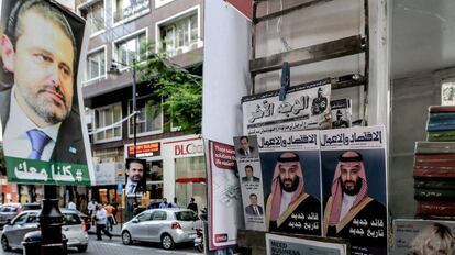 Vista de un cartel electoral del primer ministro libanés, Saad Hariri (i), junto a varios carteles del príncipe heredero saudí, Mohamed bin Salman, en una calle de Beirut, Líbano.