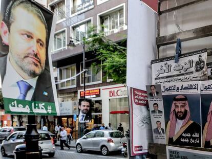 Vista de un cartel electoral del primer ministro liban&eacute;s, Saad Hariri (i), junto a varios carteles del pr&iacute;ncipe heredero saud&iacute;, Mohamed bin Salman, en una calle de Beirut, L&iacute;bano. 