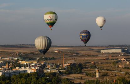 Los globos inician su viaje sobre los cielos de Aranjuez.