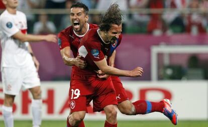 Jiracek celebra el gol de la victoria junto a Baros