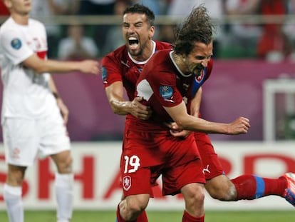 Jiracek celebra el gol de la victoria junto a Baros