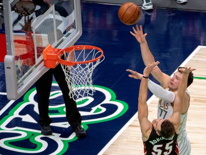 Doncic lanza a canasta.