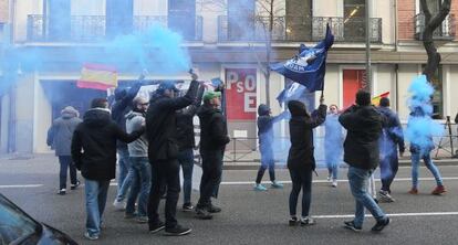 Protesta de miembros del grupo ultra 'Hogar Social Madrid' frente a la sede del PSOE en la madrile?a calle de Ferraz.