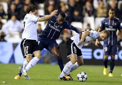 Blaise Matuidi entre Guardado y Roberto Soldado.