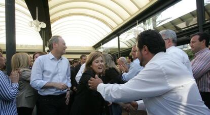 Alberto Fabra y Soraya S&aacute;enz de Santamar&iacute;a saludan a asistentes al mitin de Elche.