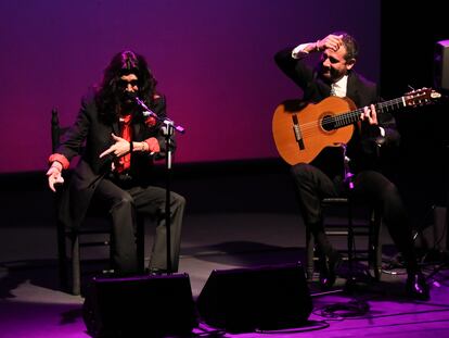 El cantaor Israel Fernández y el guitarrista Diego del Morao, en el teatro Fernán Gómez de Madrid.